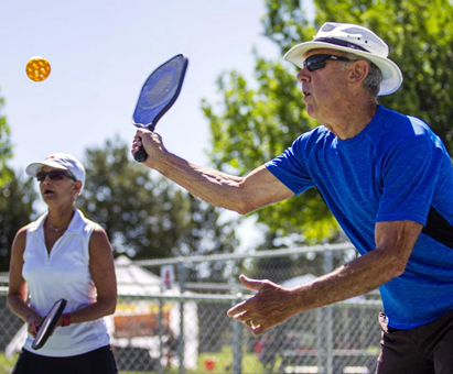 Pick Pickleball: cómo y dónde jugar el popular deporte
