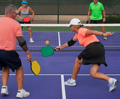 El auge del pickleball es un poco ruidoso y perturbador, pero eso no lo frena.
