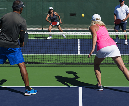 Tener una pelota con pickleball: los fanáticos de todas las edades dicen que el deporte de raqueta es bueno para el cuerpo y la mente
